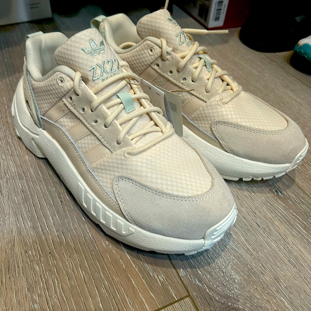 Woman’s adidas size 7
